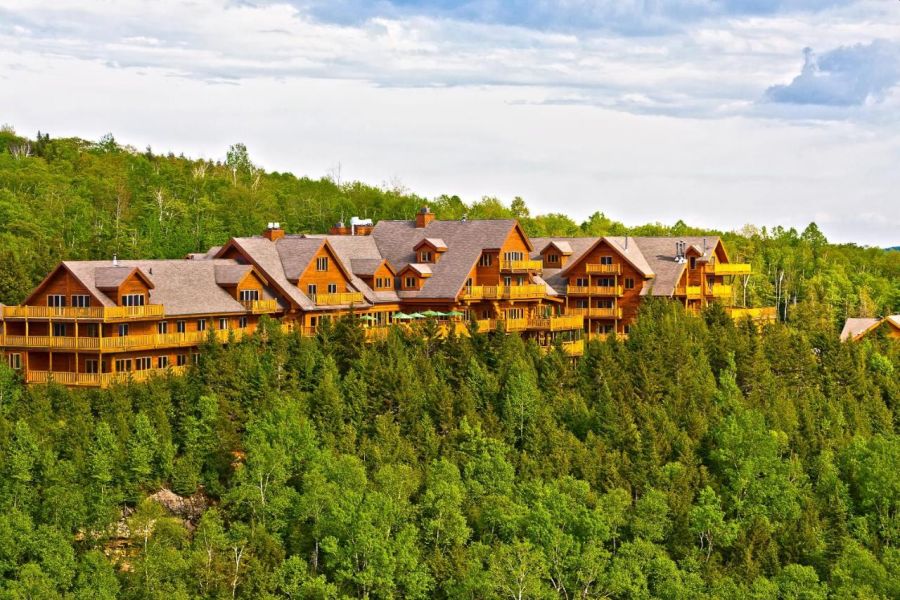 Buiten aanzicht van Hotel Sacacomie in Quebec in Oost-Canada.