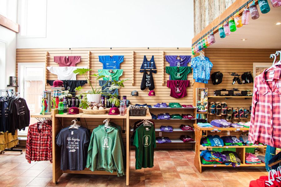 De gift shop van Owl Rafting Resort in Ontario in Canada.