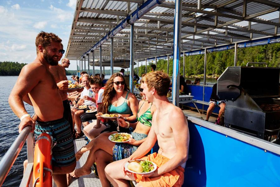 Lunchende passagiers aan boord van de boot van Owl Rafting Resort in Ontario in Canada.