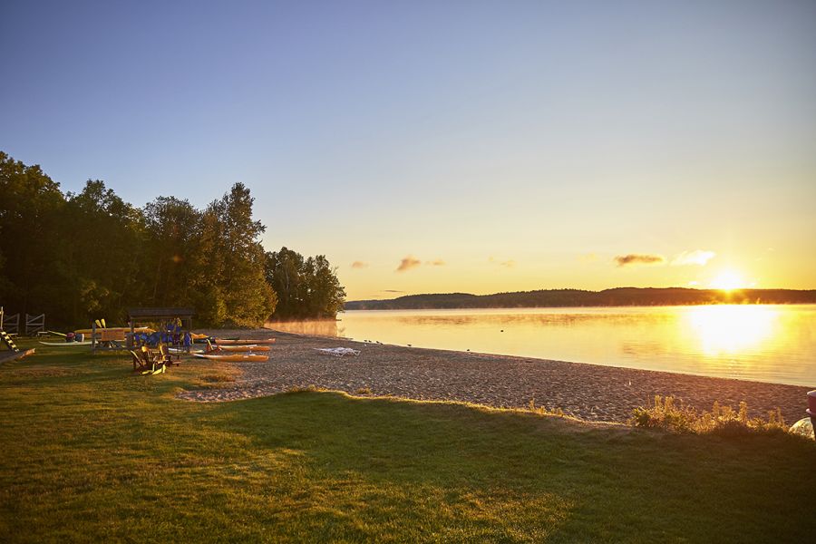 Uitzicht over de Ottawa River vanaf Owl Rafting Resort in Ontario in Oost-Canada.
