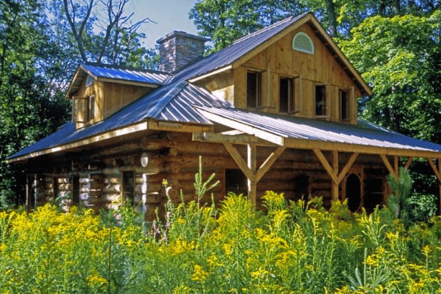 Buiten aanzicht van de Algonquin Log Cabin in Algonquin Provincial Park in Ontario in Canada.