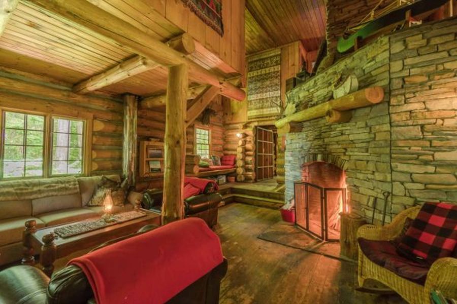 Interieur van de Algonquin Log Cabin in Ontario in Canada.