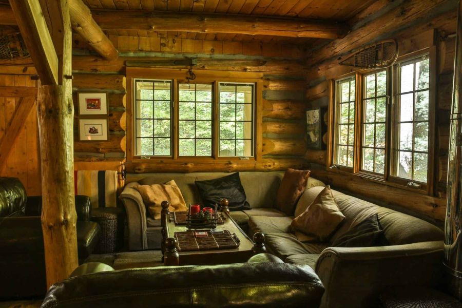 Interieur van de Algonquin Log Cabin in Algonquin Provincial Park in Oost-Canada.