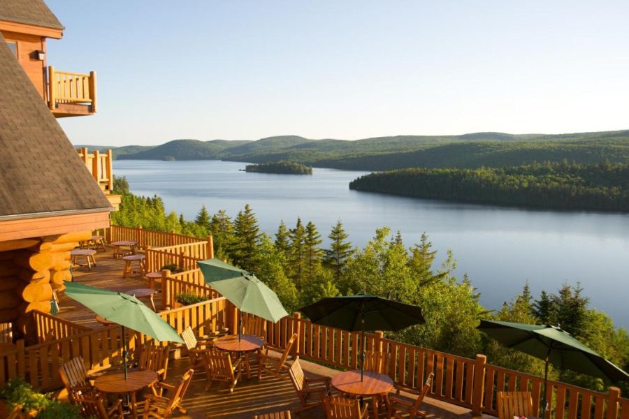 Uitzicht over Lac Sacacomie vanaf Hotel Sacacomie in Quebec in Canada.