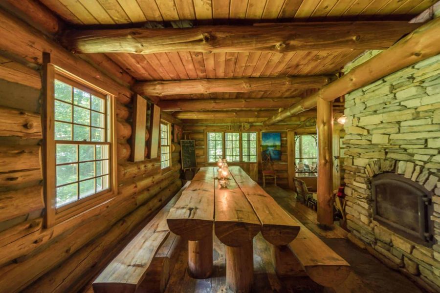Eetruimte van de Algonquin Log Cabin in Ontario in Canada.