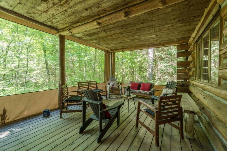 De veranda van de Algonquin Log Cabin in Ontario in Canada.