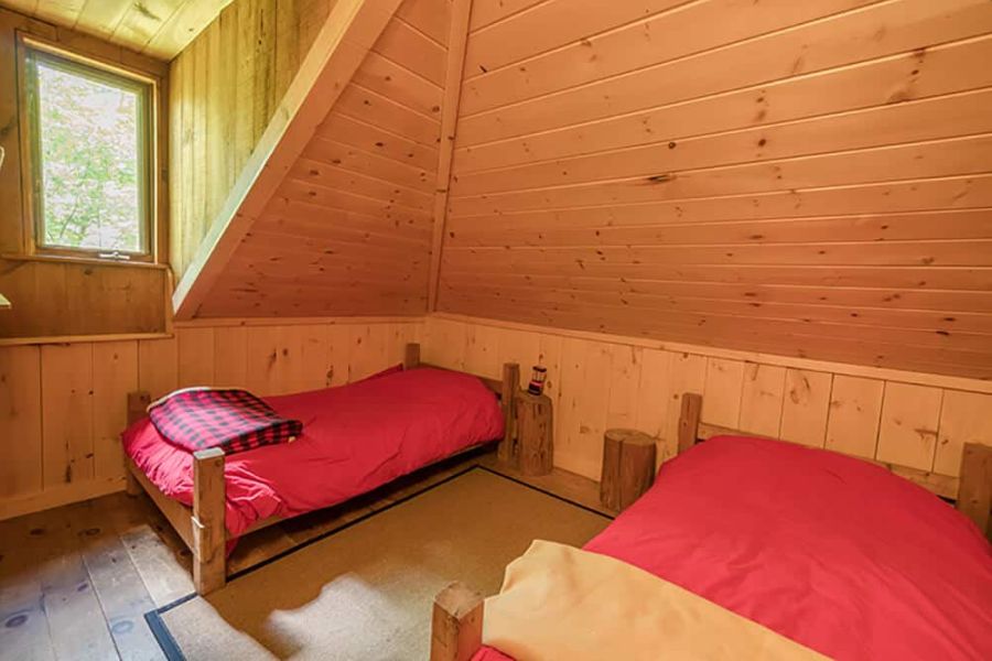 Een slaapkamer in de Algonquin Log Cabin in Algonquin Provincial Park in Canada.