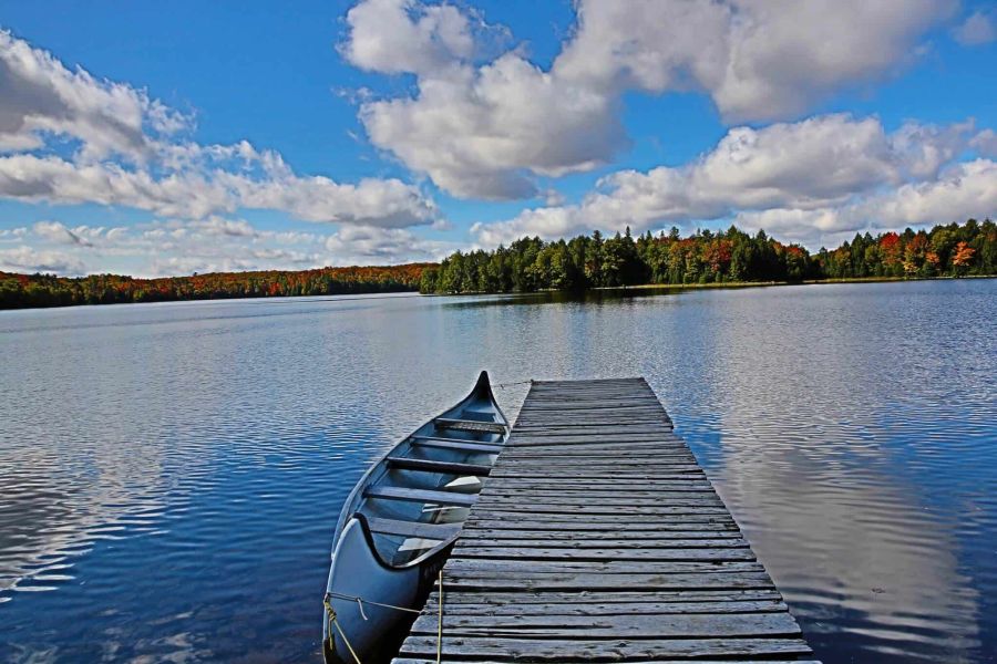 Uitzicht over het water vanaf de steiger van de Algonquin Log Cabin in Ontario in Canada.