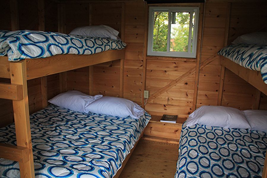 Interieur van een cabin bij Owl Rafting Resort in Ontario in Canada.