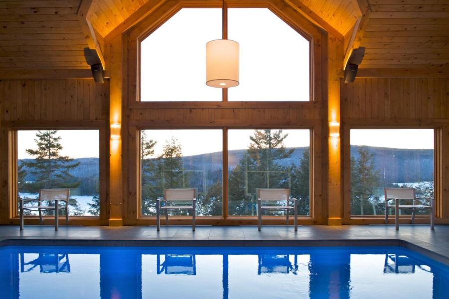 Een van de zwembaden van Hotel Sacacomie in Quebec in Oost-Canada.