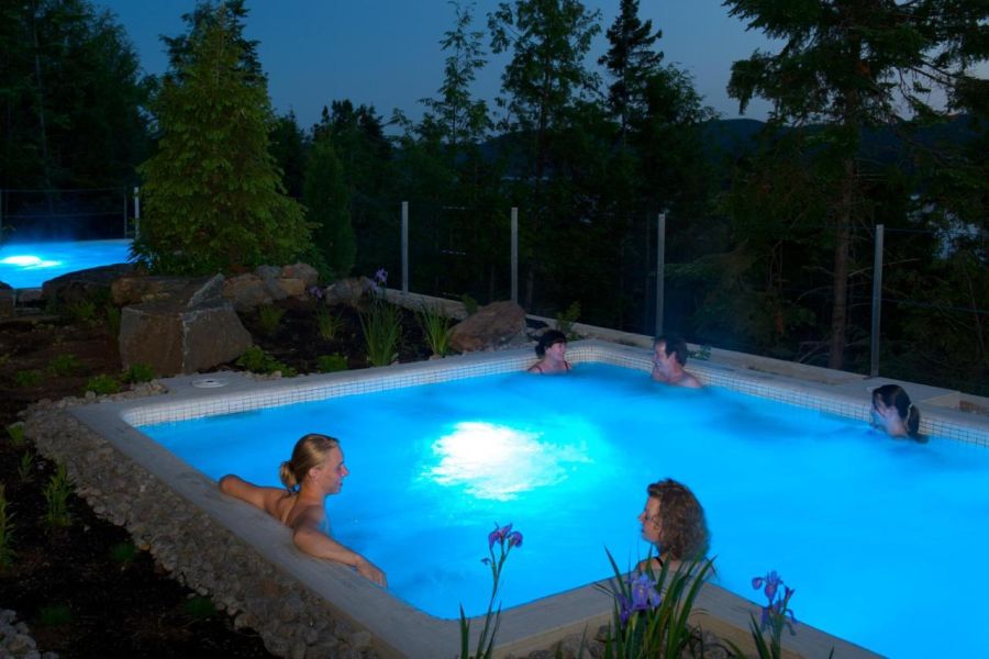 De buitenzwembaden van Hotel Sacacomie in Quebec in Canada.