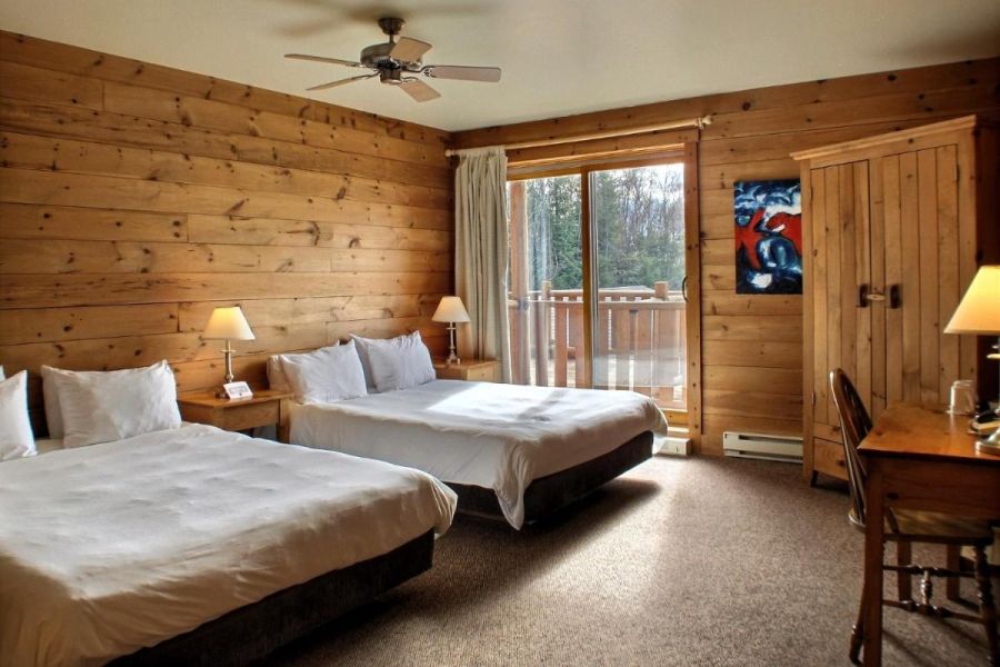 Een hotelkamer van Hotel Sacacomie in Quebec in Canada.