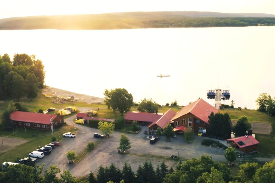 Bovenaf uitzicht over Owl Rafting Resort in Ontario in Canada.