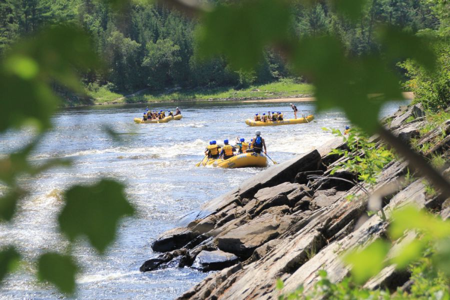 Meerdere rafts in de Ottawa River bij Owl Rafting Resort in Ontario in Canada.