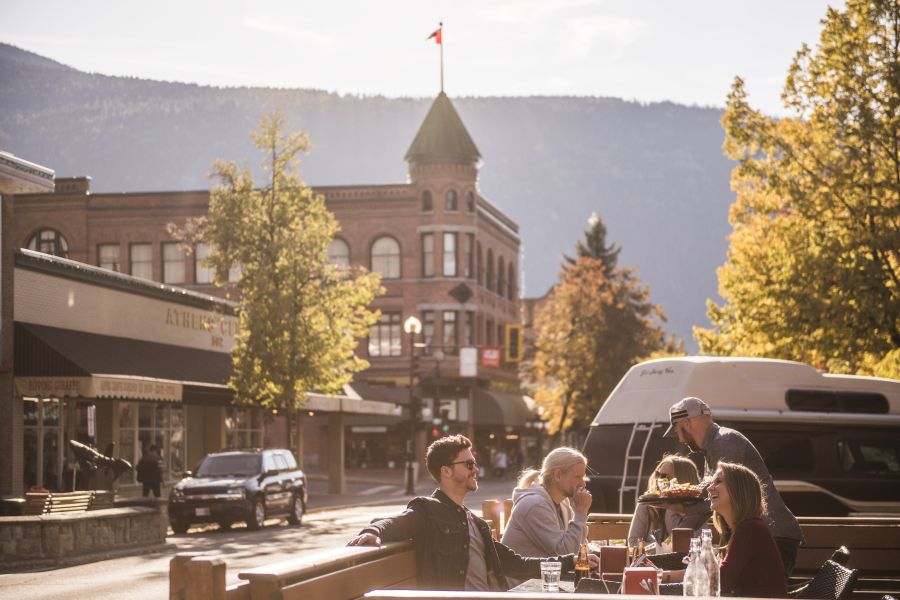 Mensen op een terras in Nelson in de Kootenay Rockies in Canada.