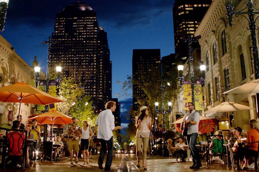 Mensen in de avond op straat in Calgary in Alberta.