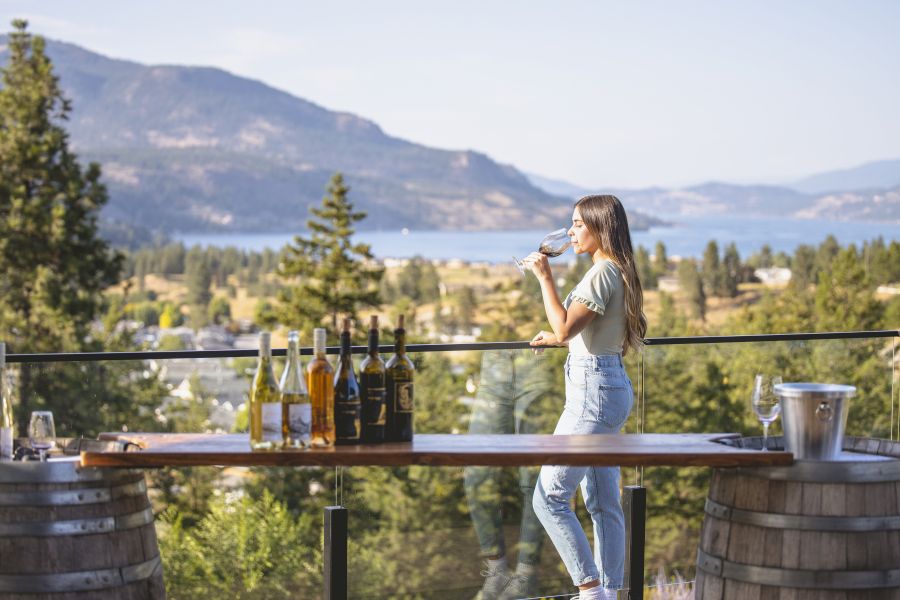 Vrouw drinkt wijn tijdens wijnproeverij in de Okanagan Valley in British Columbia in Canada.