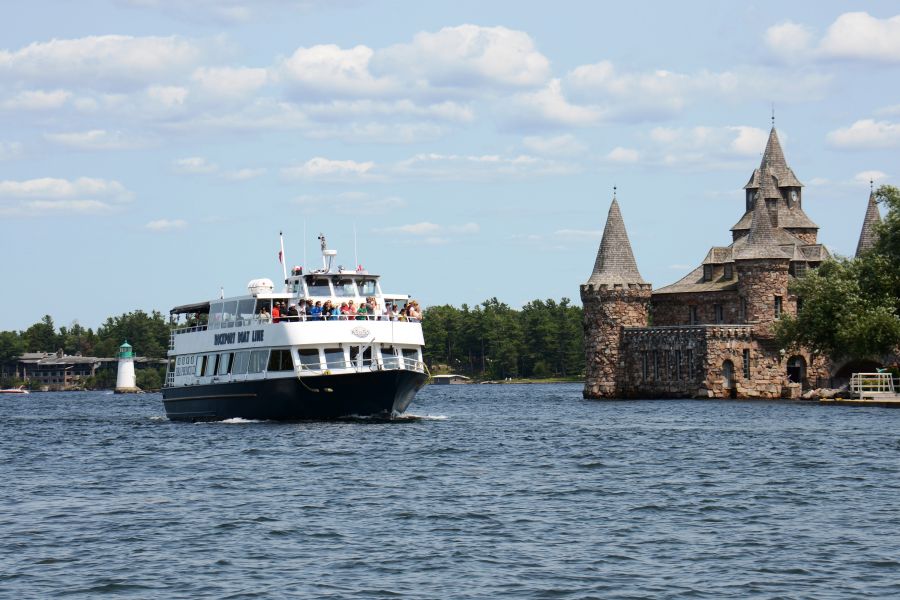 Excursie boot in het water in de 1000 Islands regio in Ontario in Canada.