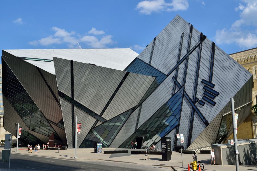 Vooraanzicht van het Royal Ontario Museum in Toronto in Canada.