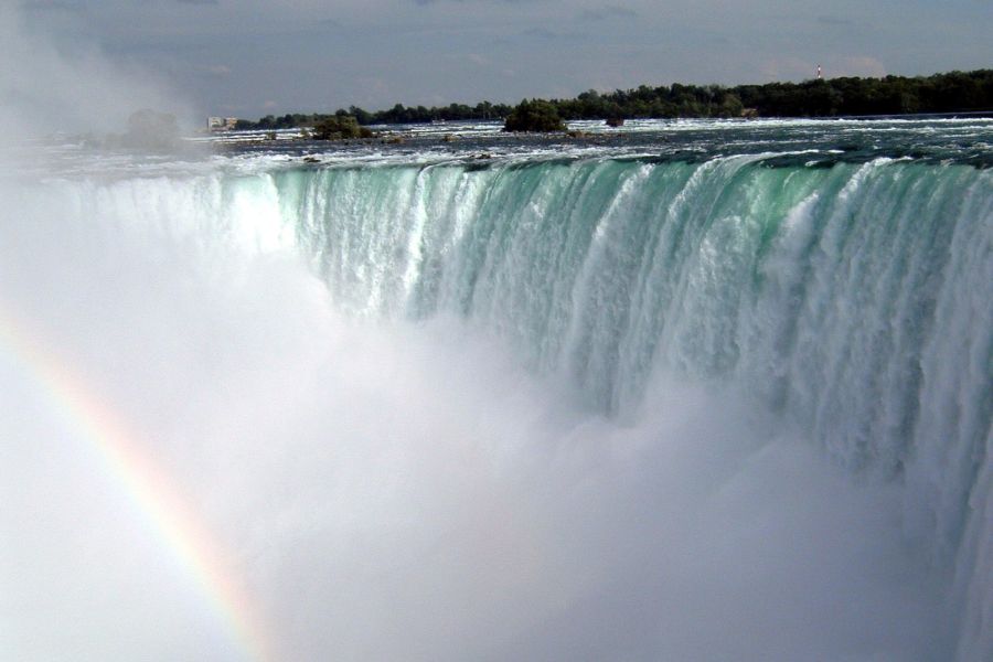 Uitzicht met regenboog op Niagara Falls in Ontario in Canada.