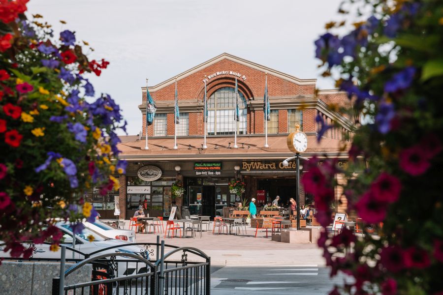 Vooraanzicht van de ingang van de By Ward Market in Ottawa in Ontario in Canada.