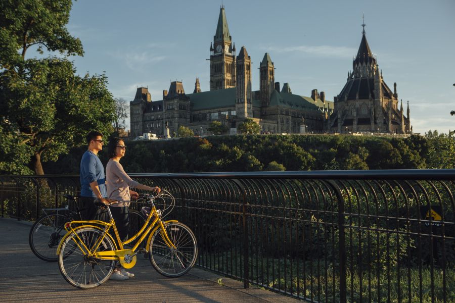 Uitzicht op het parlementsgebouw van Ottawa in Major’s Hill Park in Ontario in Canada.