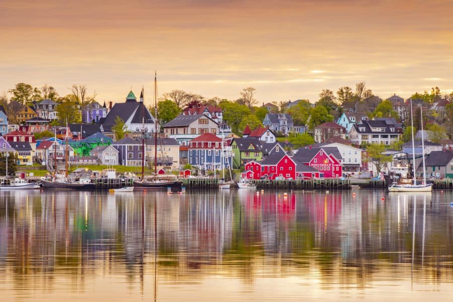 Uitzicht vanaf de zee op UNESCO site Lunenburg in Nova Scotia in Canada.