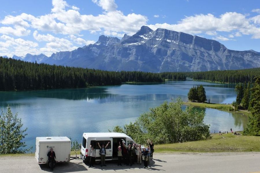 Minibus aan de weg in de Rocky Mountains tijdens een busrondreis door Canada.