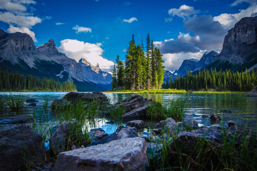 Uitzicht op Spirit Island in Maligne Lake in Alberta in Canada.