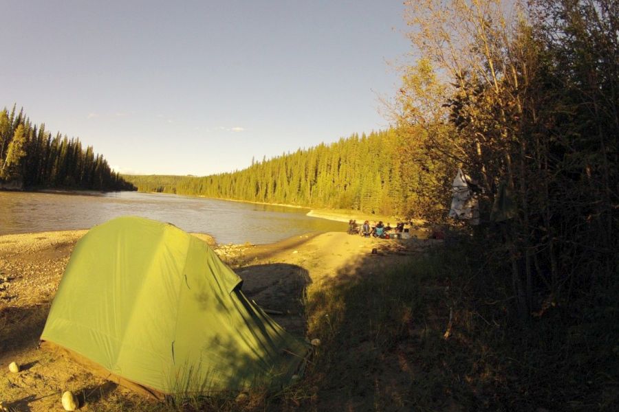 Tent aan het water tijdens een kampeerrondreis door de Rocky Mountains in Alberta in Canada.