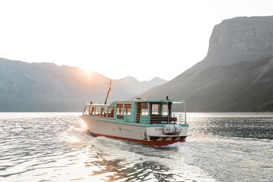 Boot op Lake Minnewanka tijdens excursie in de Rocky Mountains in Canada.