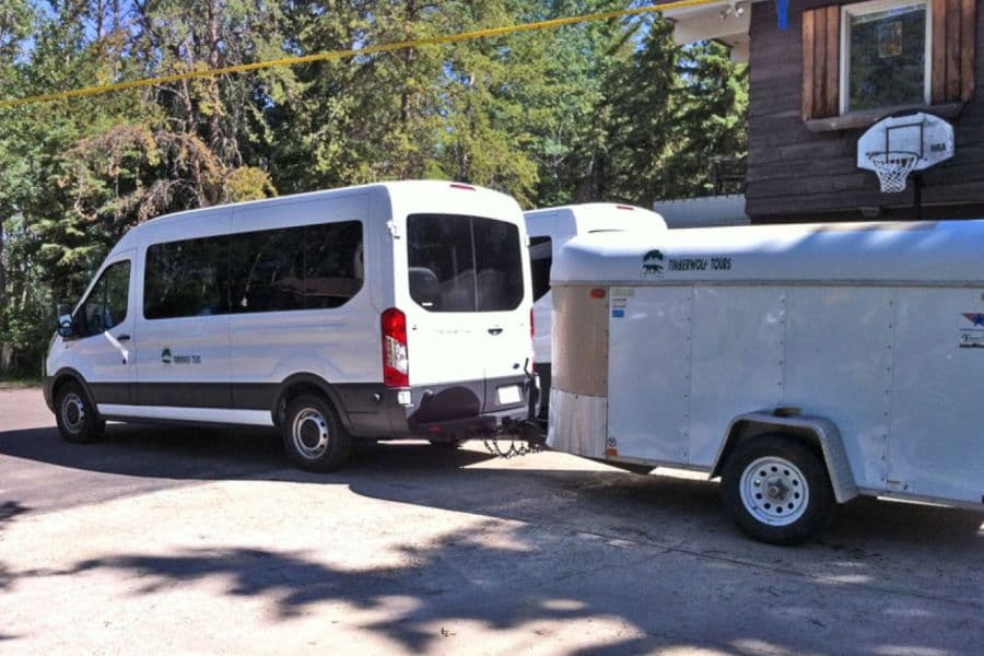 Minibus in Alberta tijdens een groepsrondreis door de Rocky Mountains in Canada.