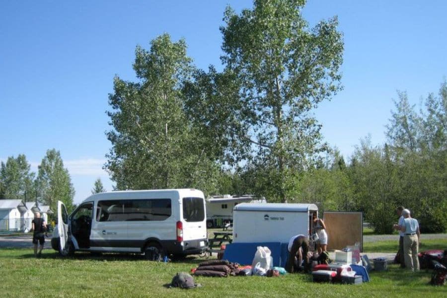 Minibus op kampeerplaats tijdens busrondreis door de Rocky Mountains en de Yukon in Canada.
