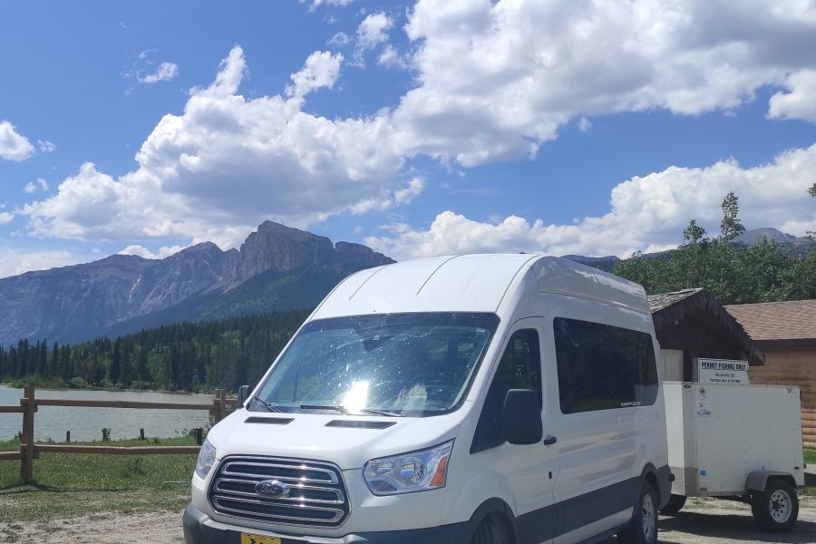 Minibus tijdens een busrondreis met uitzicht op bergen in West-Canada