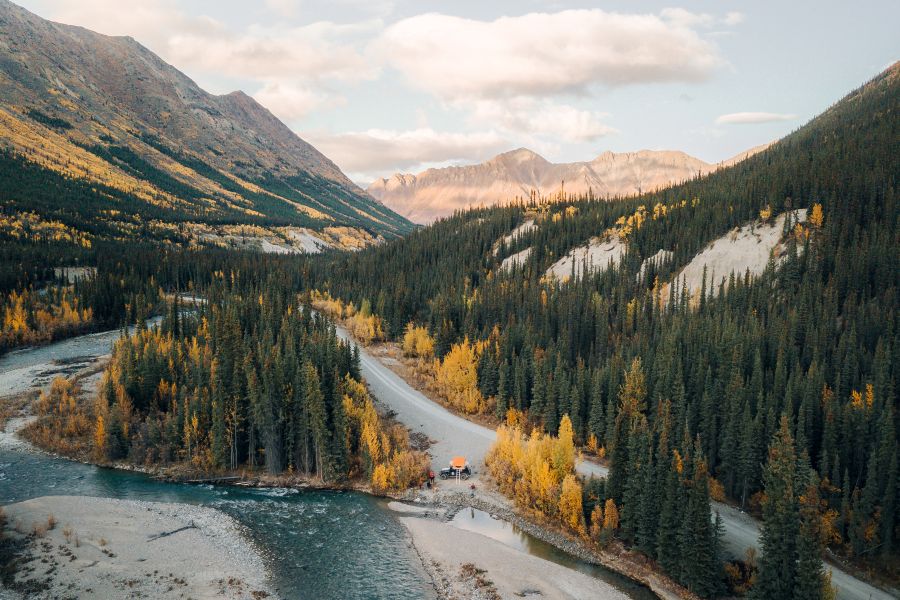 Uitzicht over Annie Lake in Yukon tijdens een camperreis door Noord-Canada
