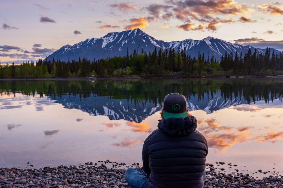 Wandelaar kijkt uit over Kathleen Lake in Yukon tijdens een camperreis door Noord-Canada