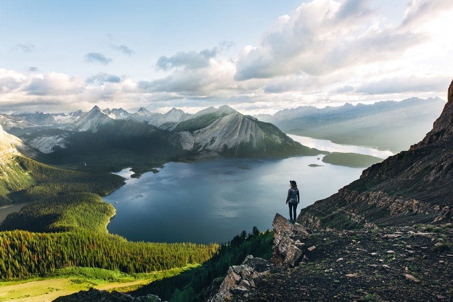 Uitzicht op Three Isle Lake in de Rocky Mountains in Canada.