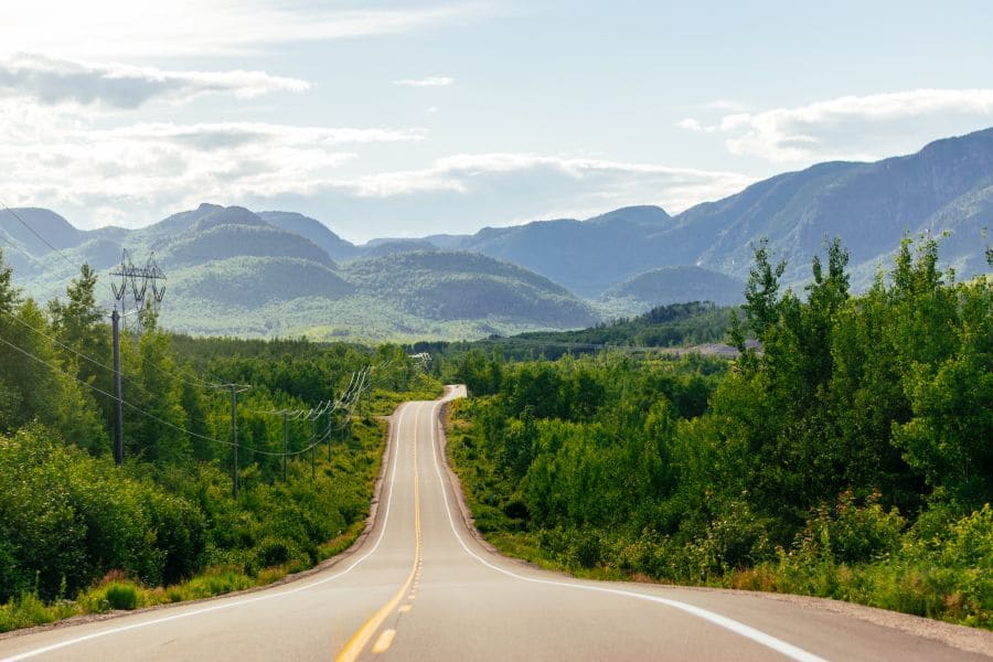 Uitzicht over een weg bij Charlevoix in Quebec tijdens een rondreis door Oost-Canada
