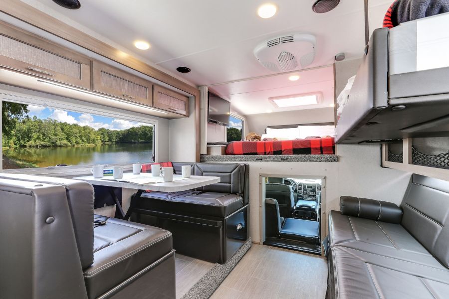 Interieur van de Overlander camper van Fraserway camperhuur.