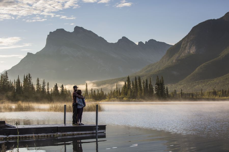 Stel aan de Vermillion Lakes nabij Banff in de Rocky Mountains in Canada.