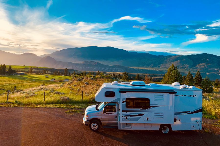 C-Large camper van Fraserway met bergen op de achtergrond in Canada.