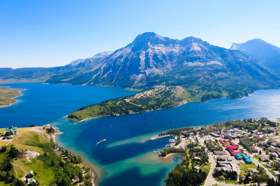 Birdseye uitzicht over Waterton Lakes in Alberta in Canada.