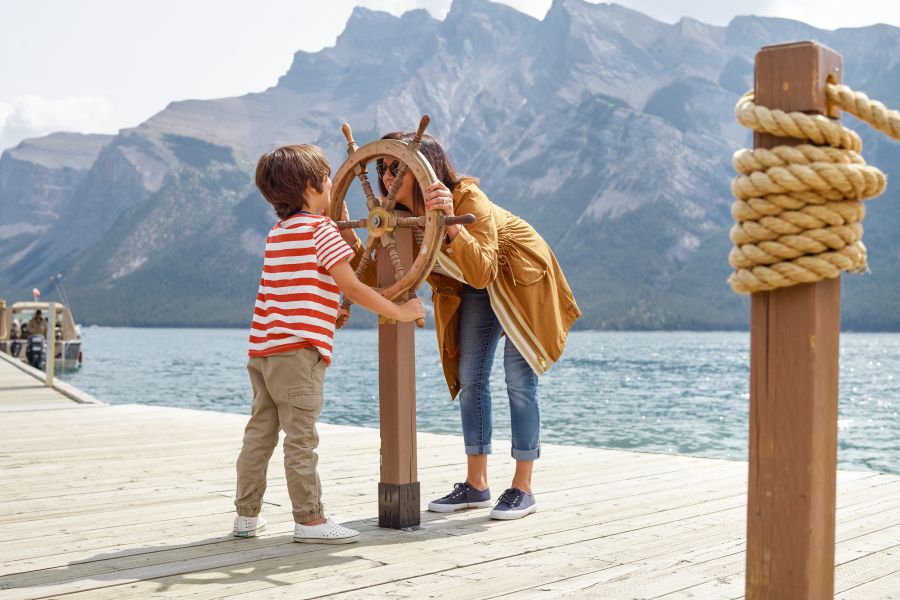 Mensen op de steiger bij Lake Minnewanka in Alberta in Canada.