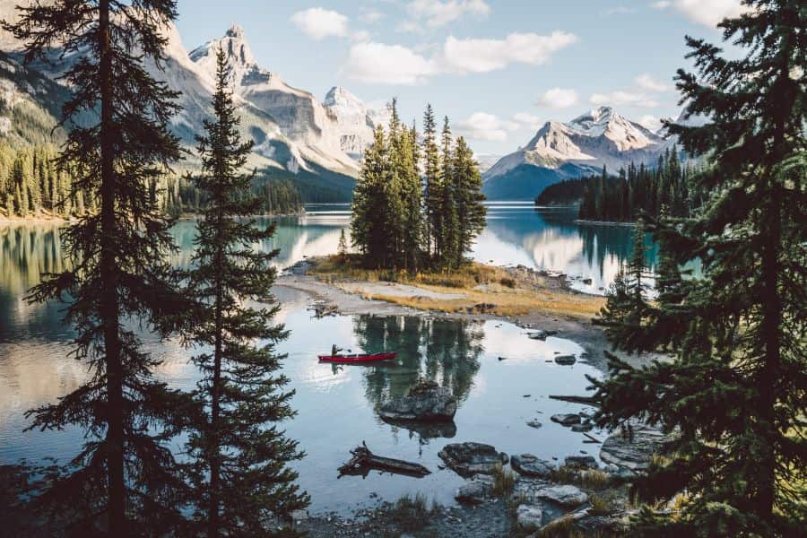 Kano op Maligne Lake met Spirit Island op de achtergrond in Alberta in Canada.