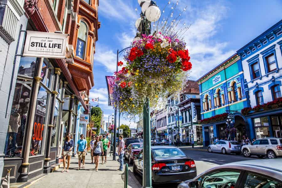 Winkels aan Lower Johnson Street in Victoria in British Columbia in Canada.