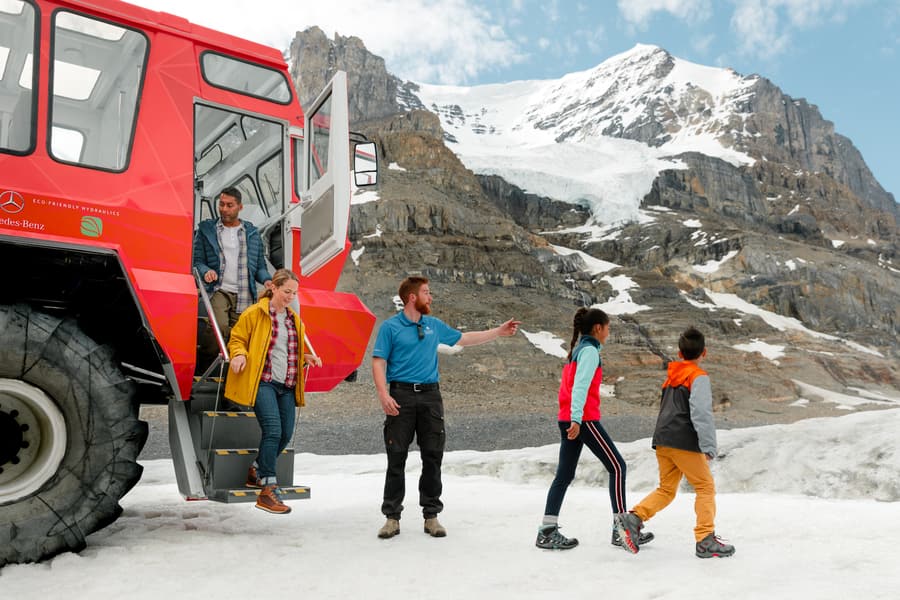 Mensen op de Athabasca Glacier tijdens een ijstruck excursie in Alberta in Canada.