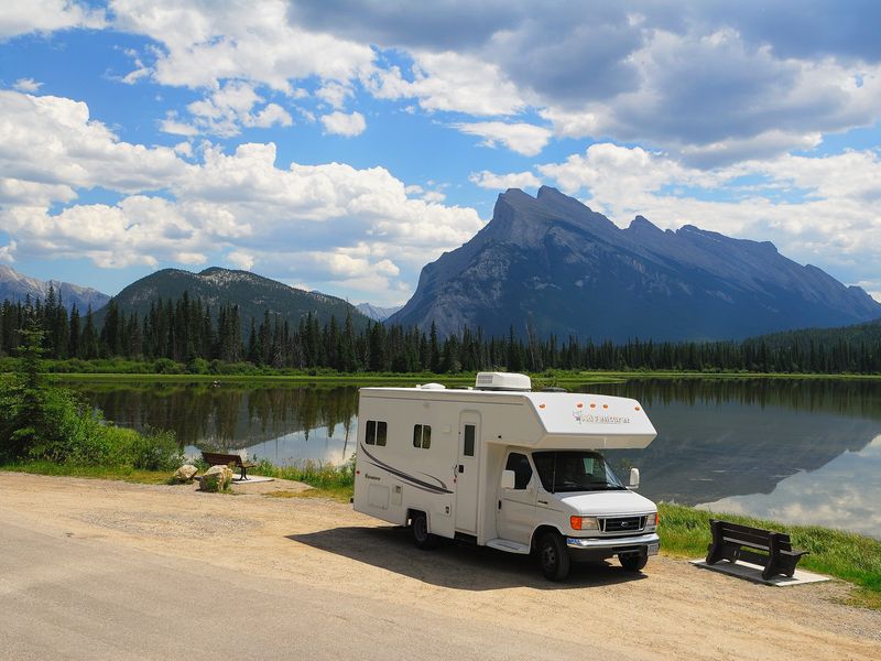 Camper van Fraserway aan een meer in West-Canada.