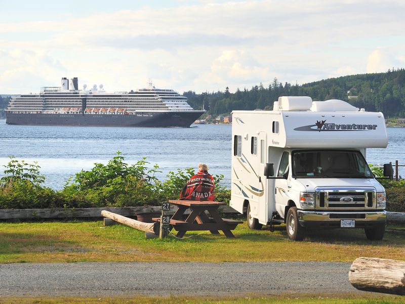 Camper van Fraserway aan het water met een schip op de achtergrond bij Vancouver Island in Canada.