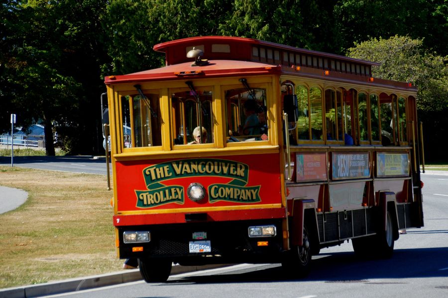 Trolley rijdt door de straten van Vancouver tijdens een Hop-On Hop-Off tour in Canada.