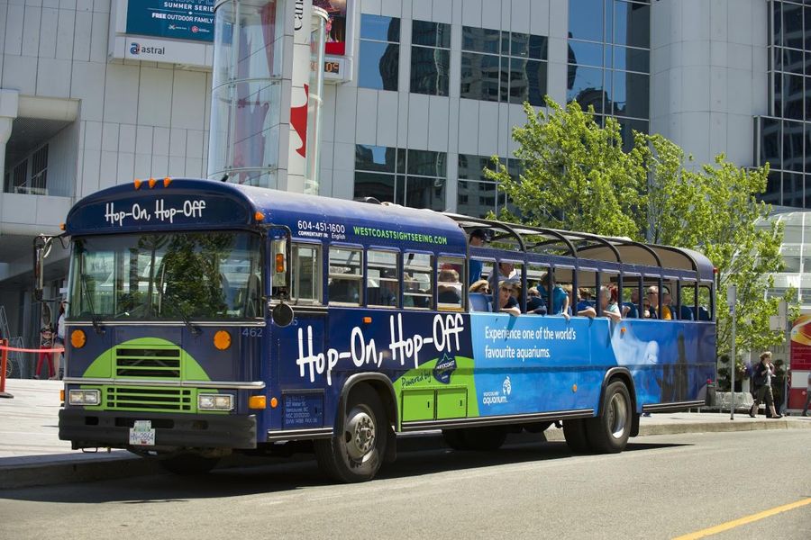 Bus rijdt door Vancouver tijdens een Hop-On Hop-Off tour in Canada.